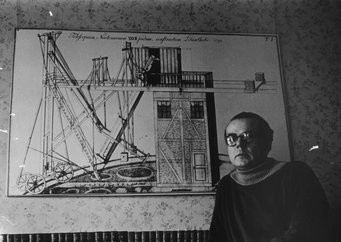 Arno Schmidt vor einem Bild der Sternwarte von Johann Hieronymus Schröter in Lilienthal (vermutlich 1958 in seinem Arbeitszimmer in Darmstadt) Arno Schmidt vor einem Bild der Sternwarte von Johann Hieronymus Schröter in Lilienthal (vermutlich 1958 in seinem Arbeitszimmer in Darmstadt)