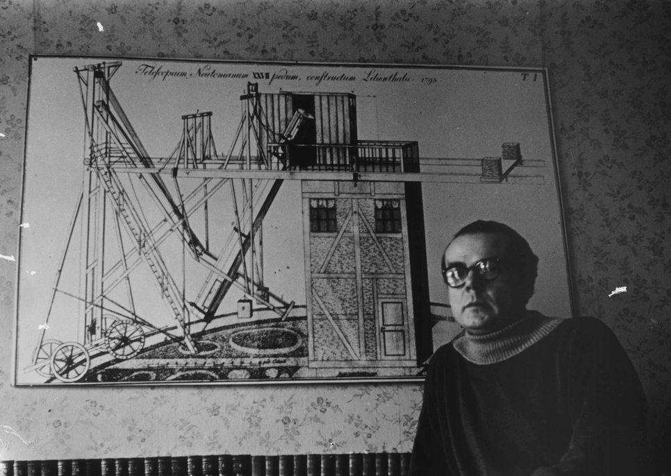 Arno Schmidt vor einem Bild der Sternwarte von Johann Hieronymus Schröter in Lilienthal (vermutlich 1958 in seinem Arbeitszimmer in Darmstadt)