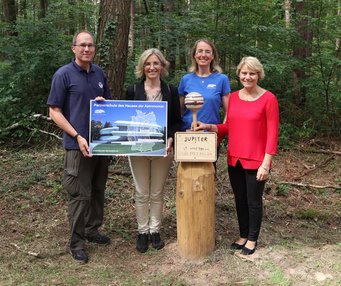 Grund zur Freude: Dr. Markus Pössel (Leiter HdA), Rektorin Jutta Stempfle-Stelzer, Natalie Fischer (HdA) und Bürgermeisterin Christiane Staab bei der Überreichung der Partnerschaftsurkunde am 21.6.2018. Grund zur Freude: Dr. Markus Pössel (Leiter HdA), Rektorin Jutta Stempfle-Stelzer, Natalie Fischer (HdA) und Bürgermeisterin Christiane Staab bei der Überreichung der Partnerschaftsurkunde am 21.6.2018.