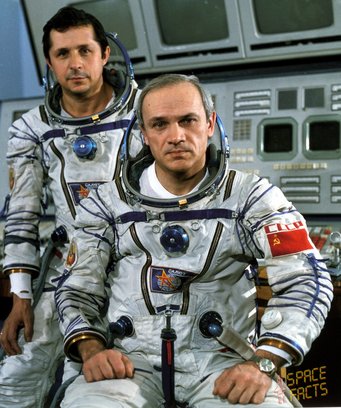 Die Kosmonauten Wladimir Dschanibekow (vorne) und Wiktor Sawinych (hinten), die mit der Sojus T-13 zur Saljut 7 flogen. Die Kosmonauten Wladimir Dschanibekow (vorne) und Wiktor Sawinych (hinten), die mit der Sojus T-13 zur Saljut 7 flogen.