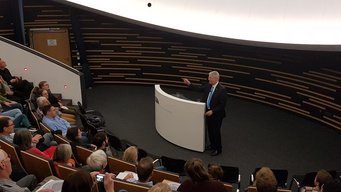 Thomas Reiter während seines Vortrags am Haus der Astronomie. Thomas Reiter während seines Vortrags am Haus der Astronomie.