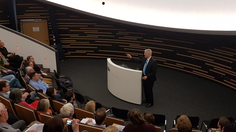 Thomas Reiter während seines Vortrags am Haus der Astronomie.