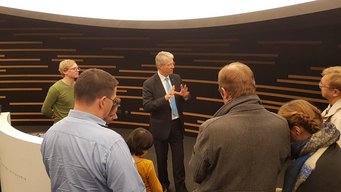 Thomas Reiter unterhält sich nach dem Vortrag mit einigen Gästen über die Raumfahrt. Thomas Reiter unterhält sich nach dem Vortrag mit einigen Gästen über die Raumfahrt.