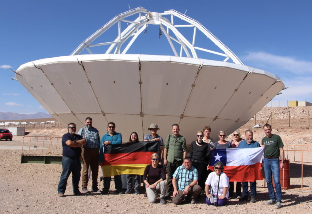 Lehrer der Netzwerke von Astronomielehrern aus Chile und Deutschland besuchen gemeinsam die Operations Support Facility (OSF) von ALMA.
