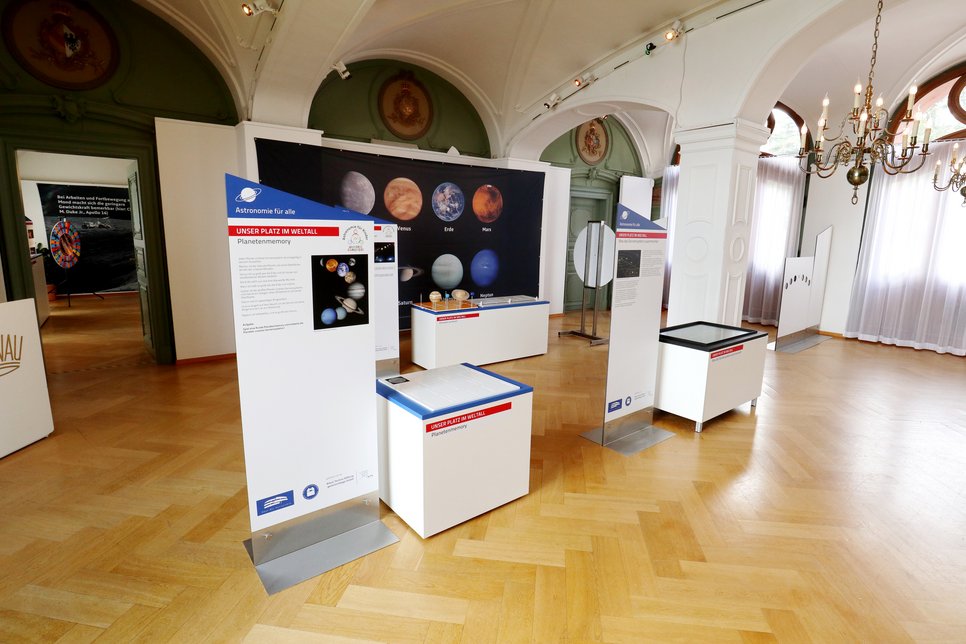 Exponate der Ausstellung "Astronomie für Alle" im Wappensaal des Schlosses Mainau