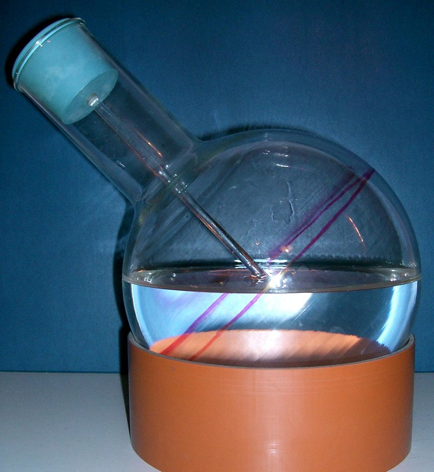 Der Flaschenglobus - ein Planetarium im Miniaturformat - ermöglicht einen praktischen und anschaulichen Einstieg in die Thematik „Orientierung am Sternenhimmel“ im Klassenzimmer.
Der Flaschenglobus - ein Planetarium im Miniaturformat - ermöglicht einen praktischen und anschaulichen Einstieg in die Thematik „Orientierung am Sternenhimmel“ im Klassenzimmer.