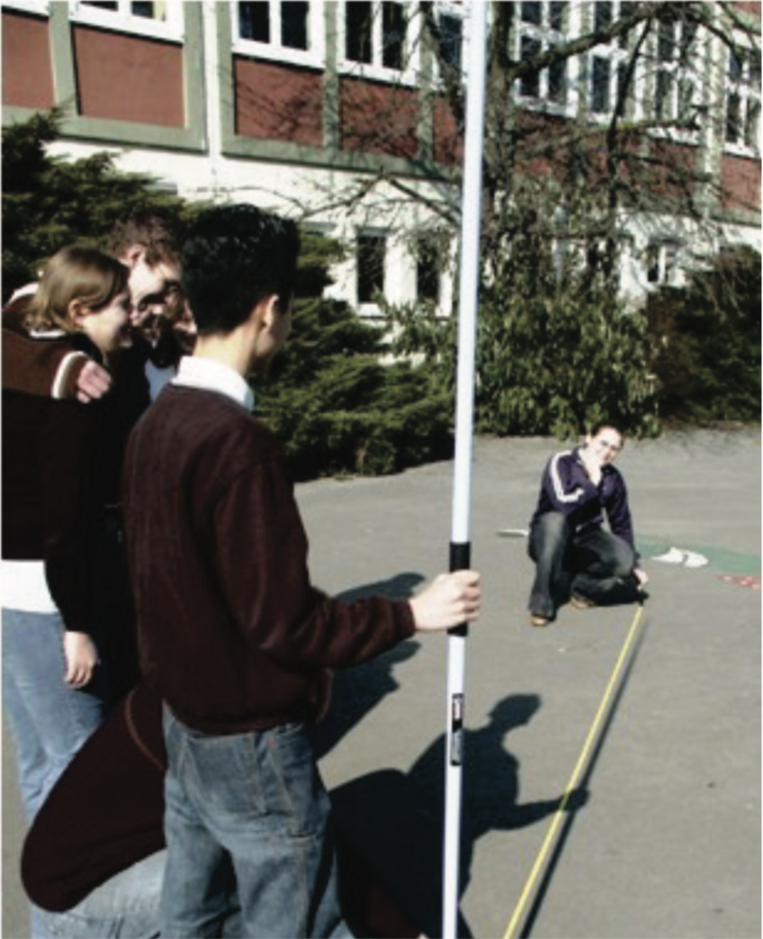 Schüler(innen) beim Messen des Sonnenschattens.
Schüler(innen) beim Messen des Sonnenschattens.