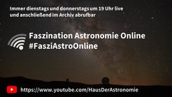 Ankündigungsposter für die Online-Vortragsreihe Faszination Astronomie Online mit Verweis auf den Youtube-Kanal des Hauses der Astronomie unter https://www.youtube.com/user/HausDerAstronomie. Im Hintergrund die Sommermilchstraße.