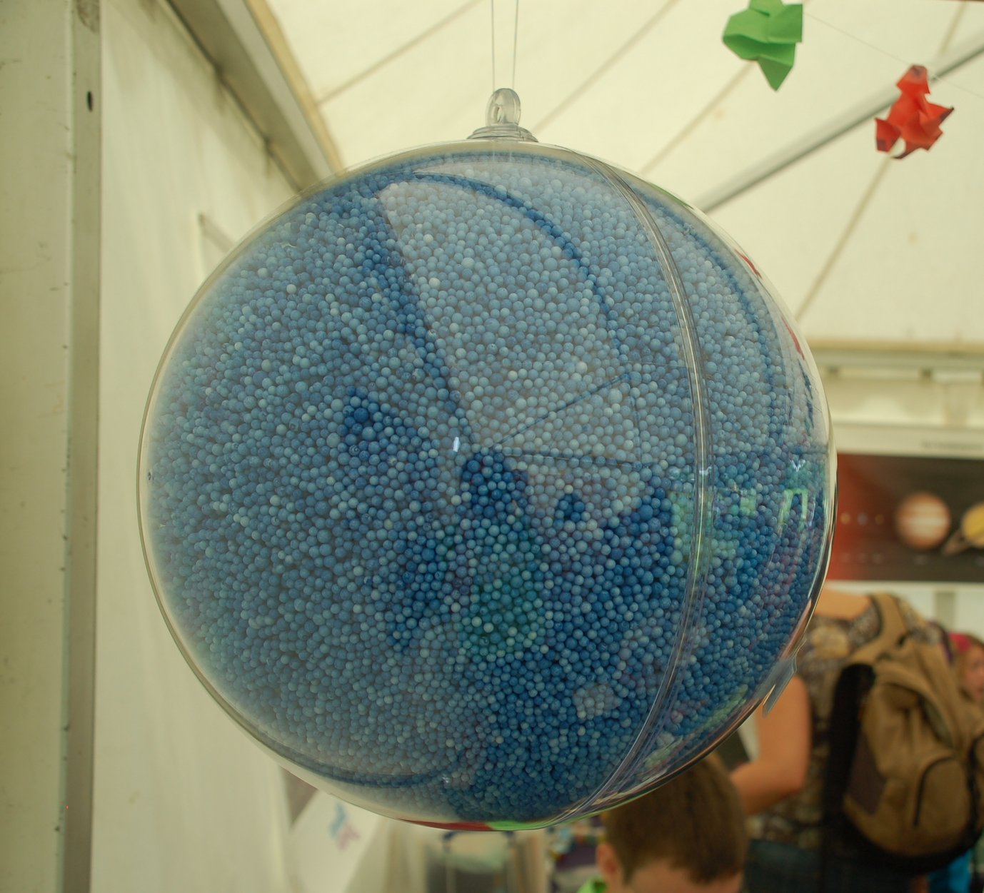 Schätzfrage auf der Explore Science 2012: Wie viele Erden passen un unsere Sonne?