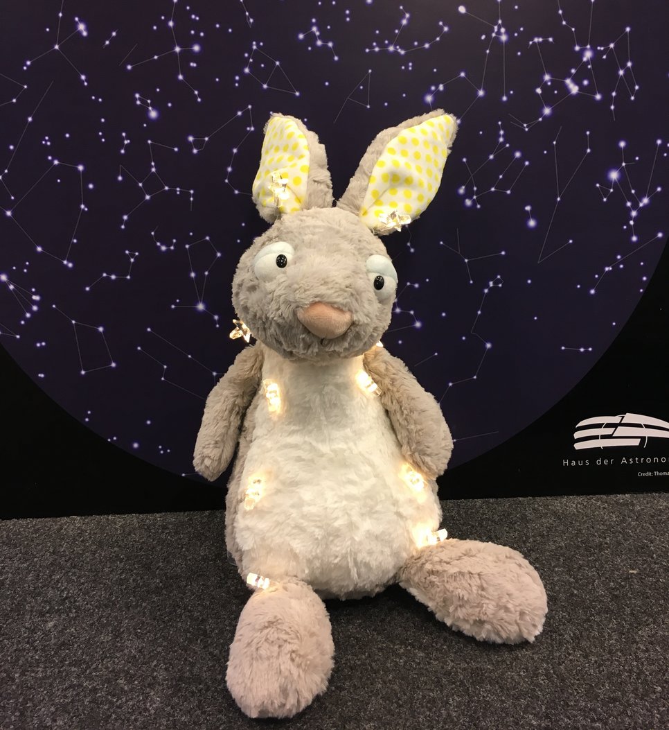 Bei der Weihnachtsveranstaltung 2017 brachten die Kinder den Hasen zu seinem Sternbild am Himmel zurück