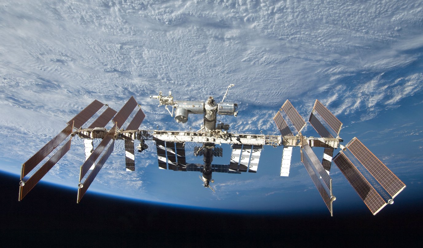 Die Internationale Raumstation ISS vom Space Shuttle Discovery aus gesehen.