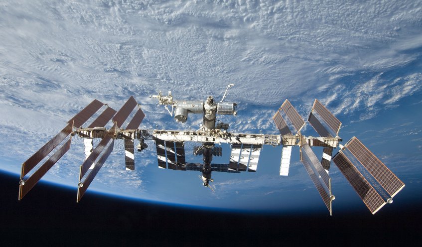 Die Internationale Raumstation ISS vom Space Shuttle Discovery aus gesehen. Die Internationale Raumstation ISS vom Space Shuttle Discovery aus gesehen.