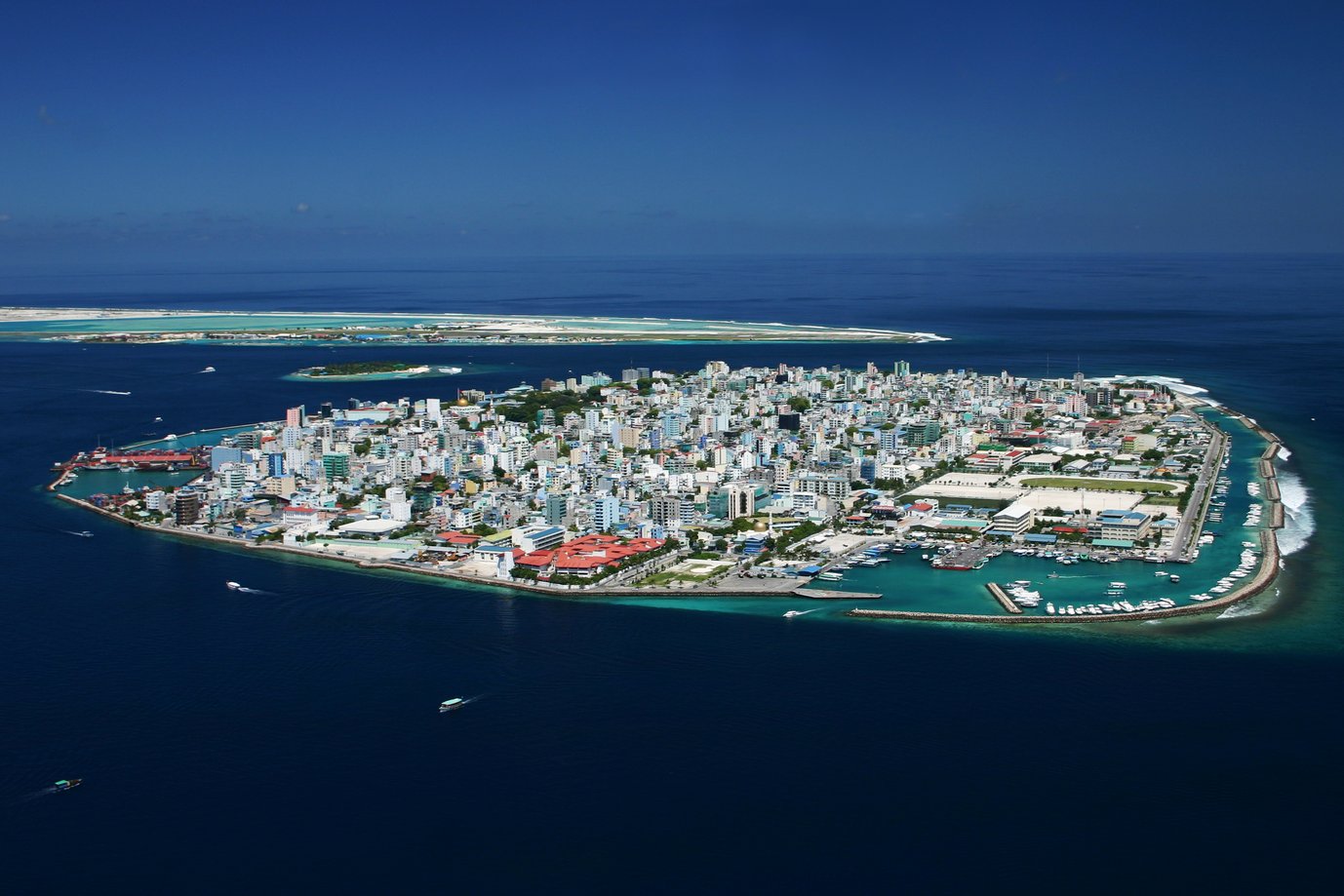 Malé, die Hauptstadt der Malediven, hat mehr als 120.000 Einwohner und liegt nur 1 Meter über dem Meeresspiegel. 