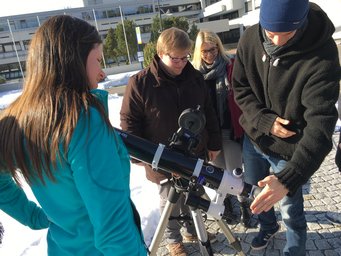 Beim Fernrohrführerschein erlernen die Teilnehmer den Umgang mit einen Telsekop. Beim Fernrohrführerschein erlernen die Teilnehmer den Umgang mit einen Telsekop.