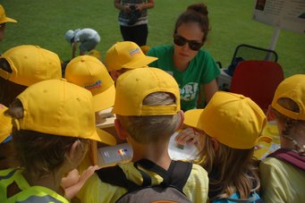 Staundende Gesichter: Das Sonnenlicht wird in seine Regenbogenfarben zerlegt. Staundende Gesichter: Das Sonnenlicht wird in seine Regenbogenfarben zerlegt.