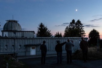 Zunehmender Halbmond rechts oberhalb des Haupthauses der Sternwarte Sonneberg. Zunehmender Halbmond rechts oberhalb des Haupthauses der Sternwarte Sonneberg.