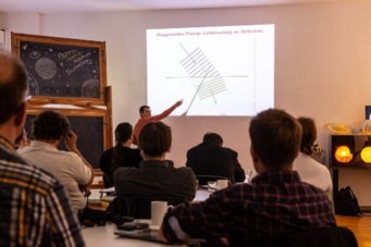 Dr. Olaf Wuckwitz vom Max-Planck-Institut für Radioastrono- mie bei einer seiner 4 Minivorlesungen zur Radioastronomie (Lehrerfortbildung 2018). Dr. Olaf Wuckwitz vom Max-Planck-Institut für Radioastrono- mie bei einer seiner 4 Minivorlesungen zur Radioastronomie (Lehrerfortbildung 2018).