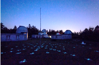Die Skypole-Anlage inmitten des Sternwartengeländes kann viele Schüler einer Klasse gleichzeitig damit be-schäftigen, eigenständig verschiedene Himmelsobjekte aufzusuchen. Die Skypole-Anlage inmitten des Sternwartengeländes kann viele Schüler einer Klasse gleichzeitig damit be-schäftigen, eigenständig verschiedene Himmelsobjekte aufzusuchen.