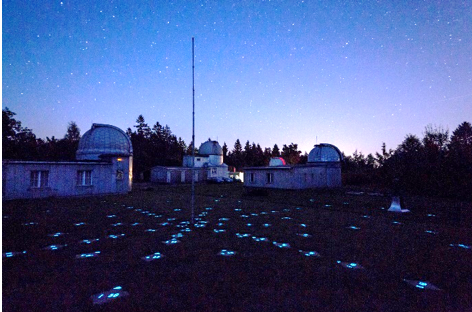 Die Skypole-Anlage inmitten des Sternwartengeländes kann viele Schüler einer Klasse gleichzeitig damit be-schäftigen, eigenständig verschiedene Himmelsobjekte aufzusuchen.