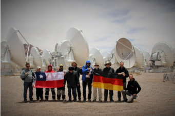 Astronomielehrer der Netzwerke in Chile und Deutschland besuchen gemeinsam das Antennenfeld von ALMA auf dem Chajnantor-Plateau (2016). Astronomielehrer der Netzwerke in Chile und Deutschland besuchen gemeinsam das Antennenfeld von ALMA auf dem Chajnantor-Plateau (2016).