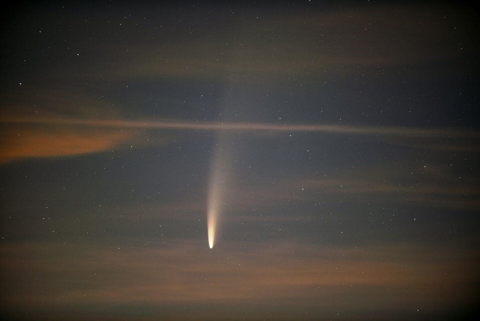 Komet C/2020 F3 (NEOWISE) mit ausgeprägtem Schweif am Morgen des 13. Juli 2020 gegen 3:25 Uhr.