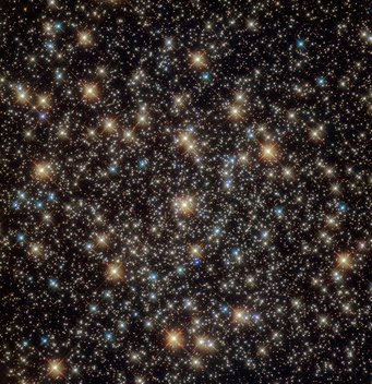 Close-up of the central region of the globular cluster NGC 3201. The brighter stars show cross-shaped rays Close-up of the central region of the globular cluster NGC 3201. The brighter stars show cross-shaped rays