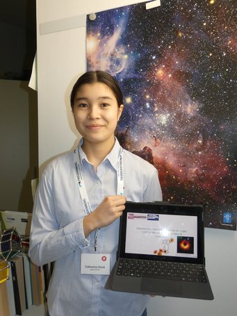 Catharina Hock untersuchte in ihrem Jugend-forscht-Projekt die Lichtausbreitung in der Umgebung eines Schwarzen Lochs. Catharina Hock untersuchte in ihrem Jugend-forscht-Projekt die Lichtausbreitung in der Umgebung eines Schwarzen Lochs.