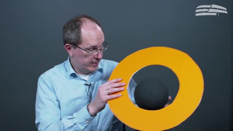 Schwarze Löcher senden per Definition kein Licht aus. Wie kann man sie trotzdem nachweisen? Markus Pössel erklärt, wie die Sternbewegungen im Zentrum unserer Milchstraße darauf hinweisen, dass sich dort ein supermassereiches Schwarzes Loch verbirgt, was es mit Akkretionsscheiben und aktiven Galaxienkernen auf sich hat, und wie Forscher hoffen, in nicht allzu ferner Zukunft den "Schatten" eines Schwarzen Lochs direkt zu fotografieren.