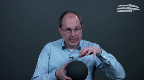 Markus Pössel erklärt, was es mit Schwarzen Löchern auf sich hat und wie sie den Raum zweiteilen – in die Außenwelt und in einen inneren Bereich, aus dem im Rahmen der Allgemeinen Relativitätstheorie nichts, was hineingefallen ist, jemals wieder hinauskommen kann.