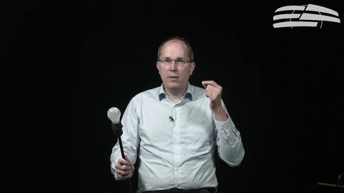 Die kosmische Hintergrundstrahlung ist Licht, das uns fast direkt aus der Urknallphase vor rund 13,8 Milliarden Jahre erreicht. Aber warum sehen wir überhaupt noch die Urknallphase, obwohl sie schon lange vorbei ist? Die Antwort hat mit den großen Entfernungen in unserem Kosmos zu tun.