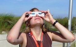 Mit einer Sonnenfinsternisbrille lässt sich eine Sonnenfinsternis gefahrlos beobachten.