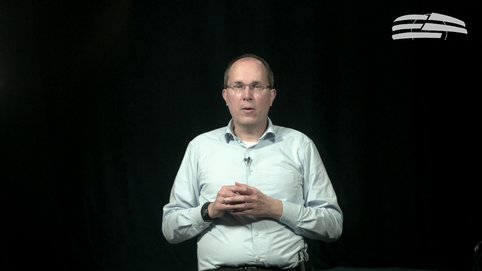 Wenn der Kosmos expandiert, ändern sich alle Abstände darin proportional zu ein und demselben Faktor - gerade so, als würde man ein und dasselbe Muster bei unterschiedlichen Vergrößerungen, bei unterschiedlichen Maßstäben betrachten. Der Faktor heißt kosmischer Skalenfaktor. Markus Pössel vom Haus der Astronomie erklärt, was es damit auf sich hat.