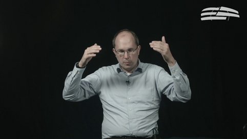 Unser Kosmos expandiert: alle Abstände zwischen fernen Galaxien nehmen in derselben Weise, konkret: proportional zum gleichen universellen Skalenfaktor zu. Markus Pössel vom Haus der Astronomie erklärt, was das für direkte Konsequenzen hat: die Abstände ferner Galaxien und die Geschwindigkeiten, mit denen sich diese Galaxien von uns entfernen, sind direkt proportional. In ein Abstand-Geschwindigkeits-Diagramm eingetragen liegen sie (näherungsweise) auf einer Geraden. Dieser Umstand führte überhaupt erst dazu, dass Astronomen auf den Gedanken eines expandierenden Universums kamen.