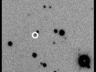 Dreiteilige invertierte Schwarzweiß-Sequenz der Bewegung eines Asteroiden vor dem Sternhimmel