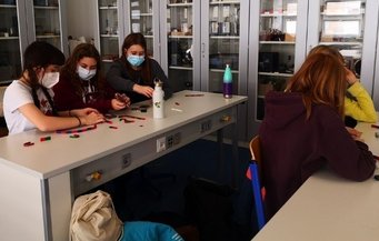 Abbildung 2: Die Mädchen experimentieren mit Magneten Abbildung 2: Die Mädchen experimentieren mit Magneten