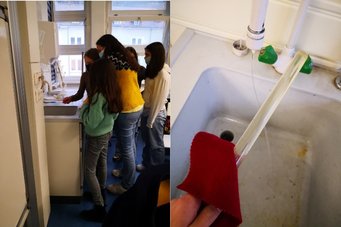 Abbildung 1: Ein Stab wurde mit einem Tuch elektrisch aufgeladen, womit sich dann Wasser ablenken lässt Abbildung 1: Ein Stab wurde mit einem Tuch elektrisch aufgeladen, womit sich dann Wasser ablenken lässt