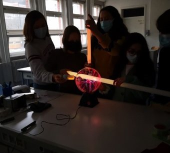 Abbildung 2: Neonröhen werden zum leuchten angeregt in der Nähe der Plasmakugel Abbildung 2: Neonröhen werden zum leuchten angeregt in der Nähe der Plasmakugel