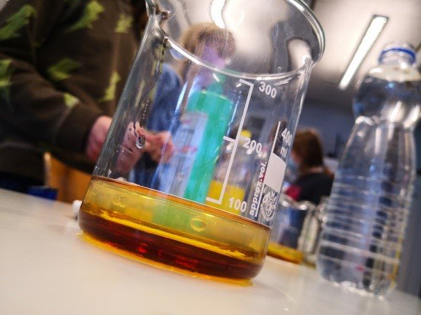 Abbildung 2:Dichtestapel. Flüssigkeiten von unten nach oben: Ahornsirup, Wasser, Spiritus, Öl