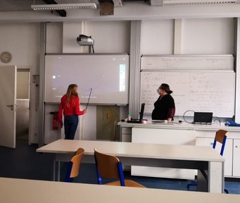 Abbildung 2: Schülerin zeigt den großen Wagen Abbildung 2: Schülerin zeigt den großen Wagen