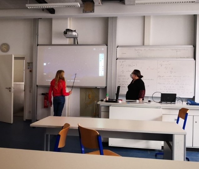 Abbildung 2: Schülerin zeigt den großen Wagen