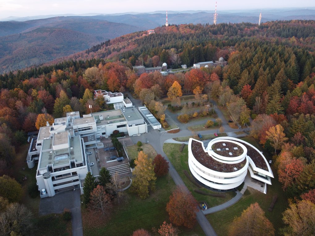 Drohnenaufnahme vom Königstuhl mit MPIA-Campus, Landessternwarte und Sendemasten am 29. Oktober 2021.