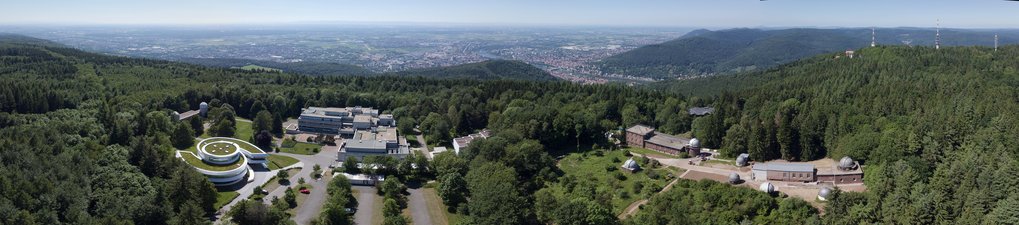 Panoramaaufnahme des MPIA-Campus mit Sternwarte am 13. Juni 2021.