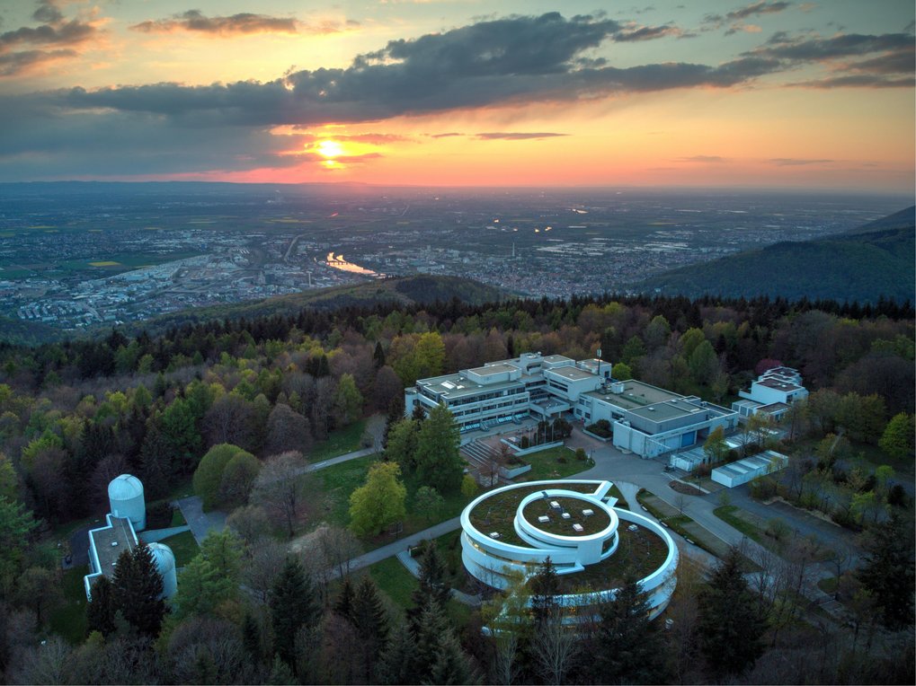 Der Campus des MPIA aus der Luft am 2. Mai 2021. Im Hintergrund die untergehende Sonne über Heidelberg.
