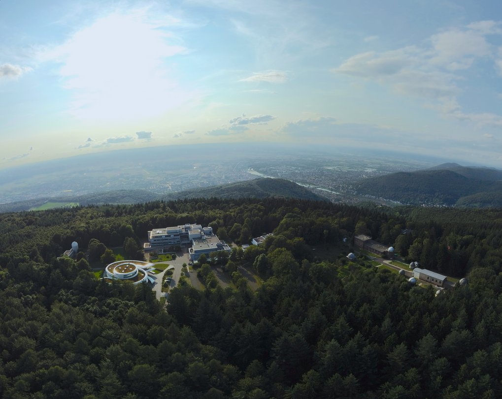 Panoramaaufnahme des MPIA-Campus mit Sternwarte am 22. August 2022. Im Hintergrund Heidelberg.