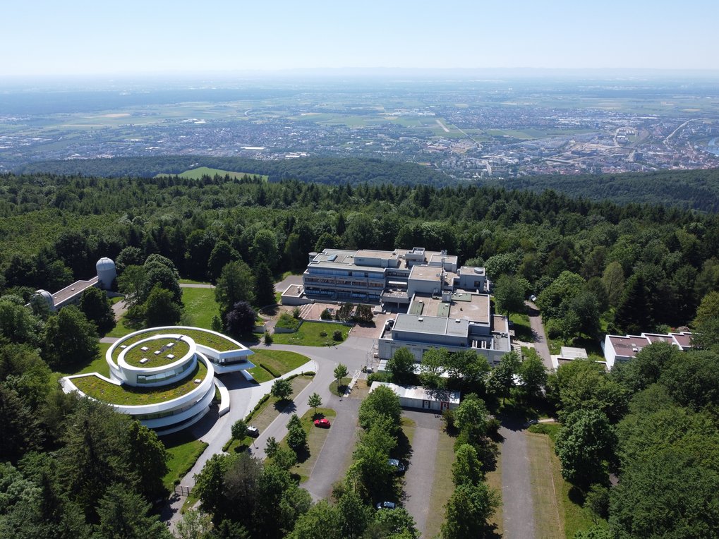 Luftaufnahme des MPIA-Campus bei wolkenlosem Himmel am 13. Juni 2021. Im Hintergrund Teile von Heidelberg.