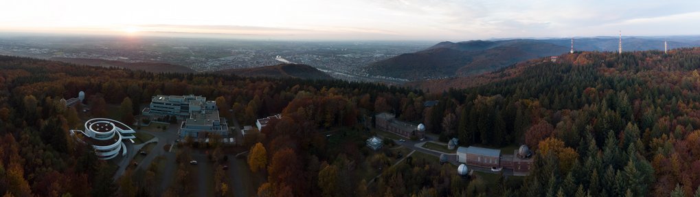Panoramaaufnahme des Heidelberger Königstuhls aus der Luft am 29. Oktober 2021. Im Hinergrund die Stadt Heidelberg