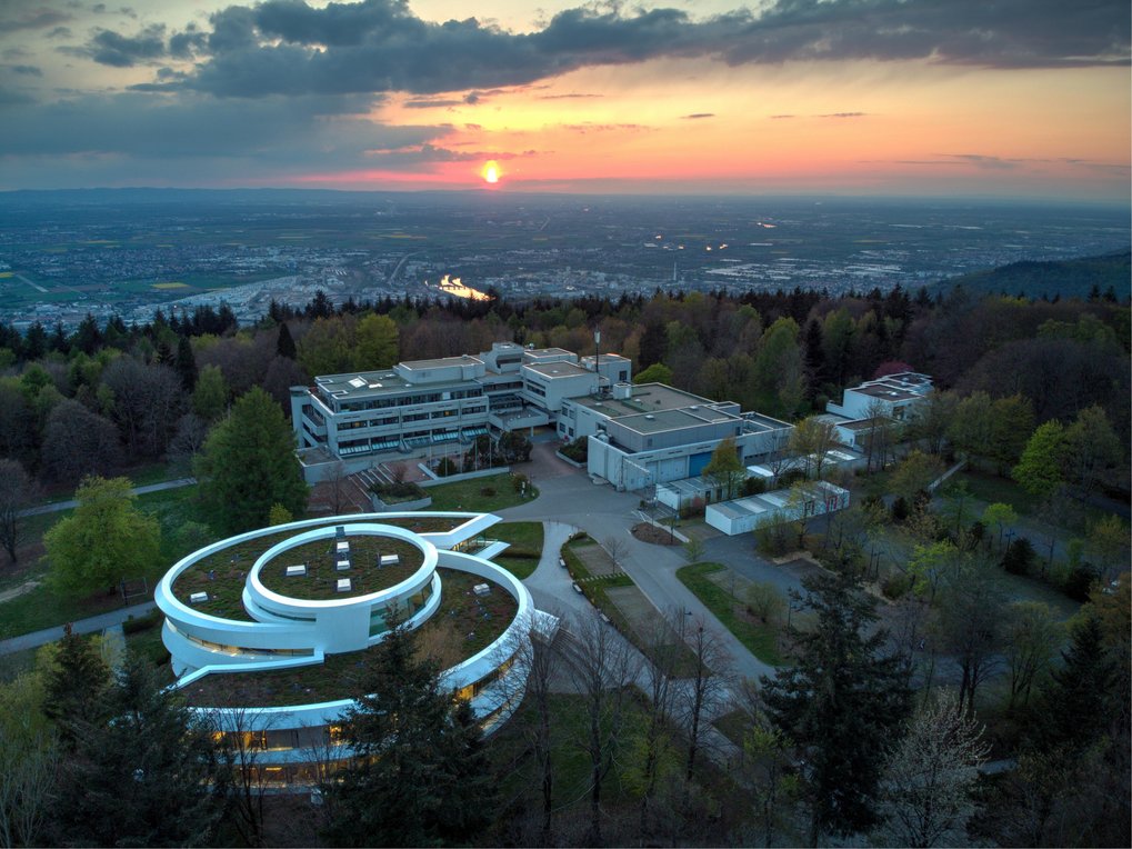 Das MPIA-Hauptgebäude und HdA aus der Luft am 2. Mai 2021. Im Hintergrund die untergehende Sonne über Heidelberg.