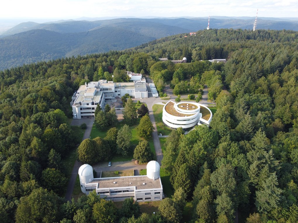 Luftaufnahme des MPIA-Campus am 22. August 2022. Im Hintergrund die Sendemasten auf dem Königstuhl.
