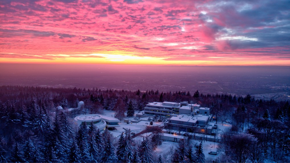 Ein schönes Farbenspiel konnte man am 11. Januar 2021 auf dem Königstuhl beobachten. Luftufnahme über dem MPIA-Campus.
