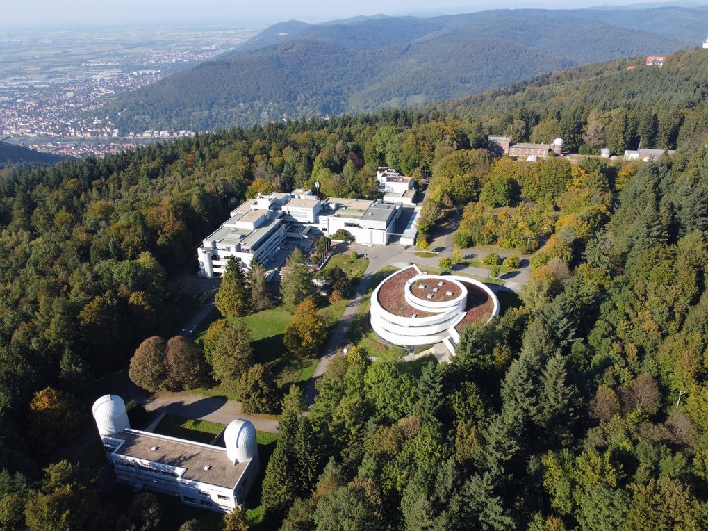 Der Campus des MPIA, rechts oben zu sehen die Landessternwarte, links oben die Stadt Heidelberg.
